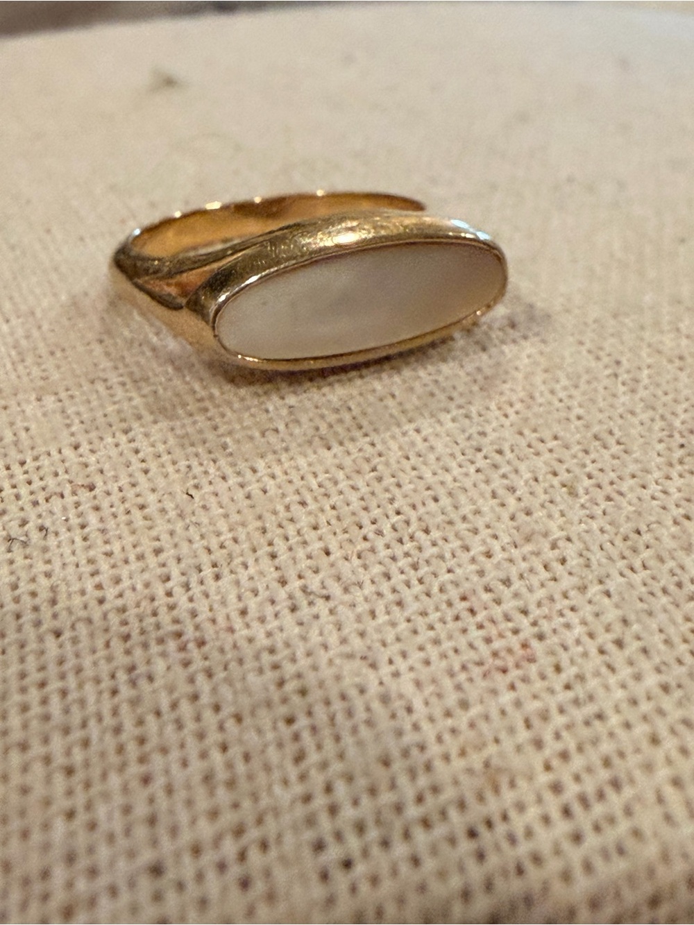 Vintage Avon 1978 gold tone mother of pearl shell ring size 6